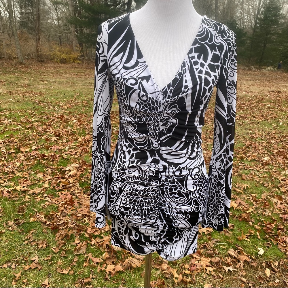 ARDEN B TUNIC TOP BLACK WHITE V-NECK FLORAL RUCHED STRETCH BODY-CON Size M